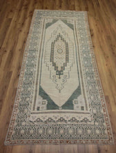 Load image into Gallery viewer, Vintage Wool Anatolian Oriental Area Rug 6x10 One of a Kind
