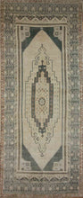 Load image into Gallery viewer, Vintage Wool Anatolian Oriental Area Rug 6x10 One of a Kind
